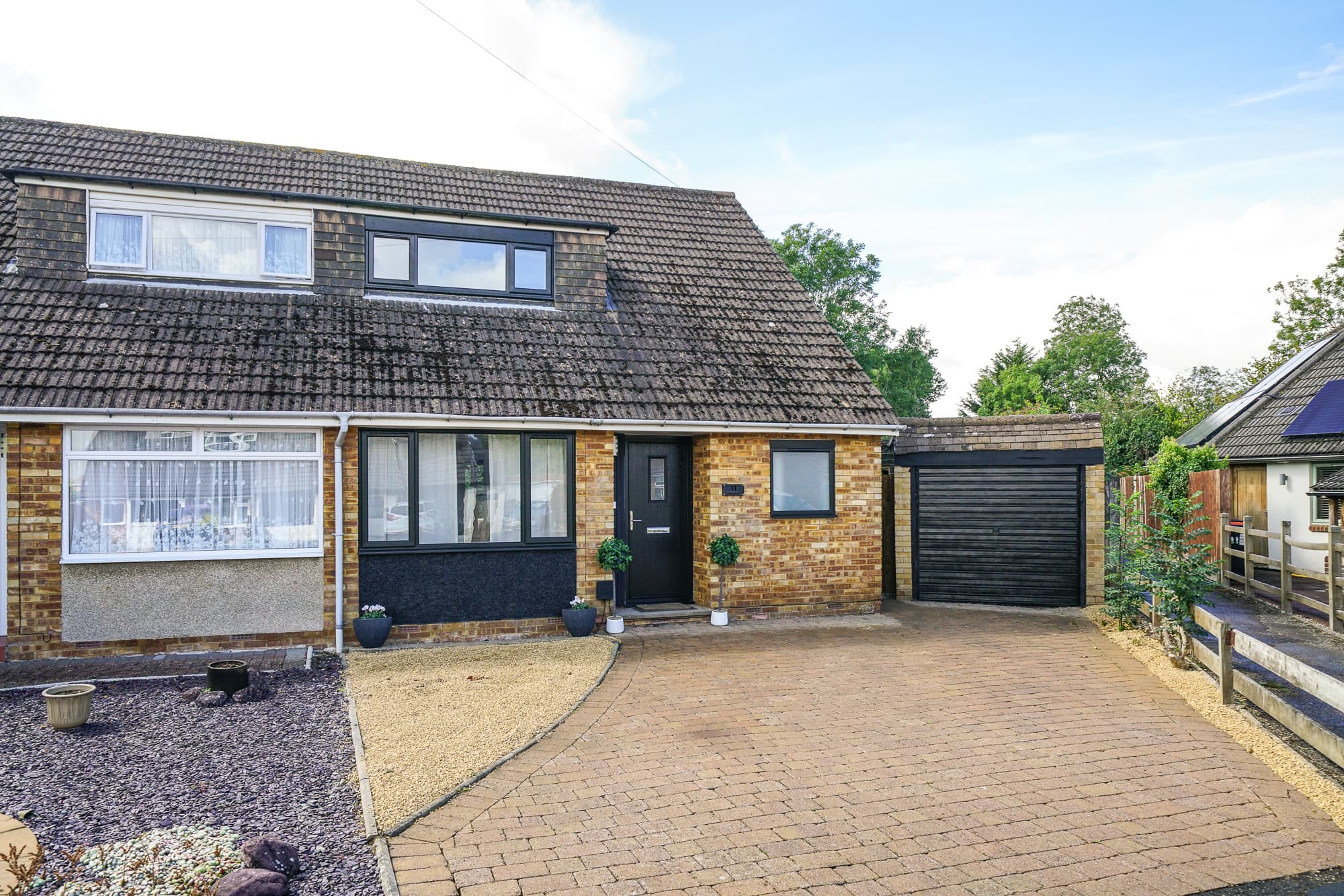 Five Oaks, Caddington, LU1