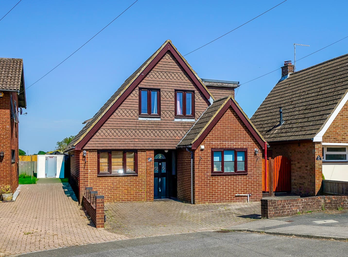 Five Oaks, Caddington, LU1