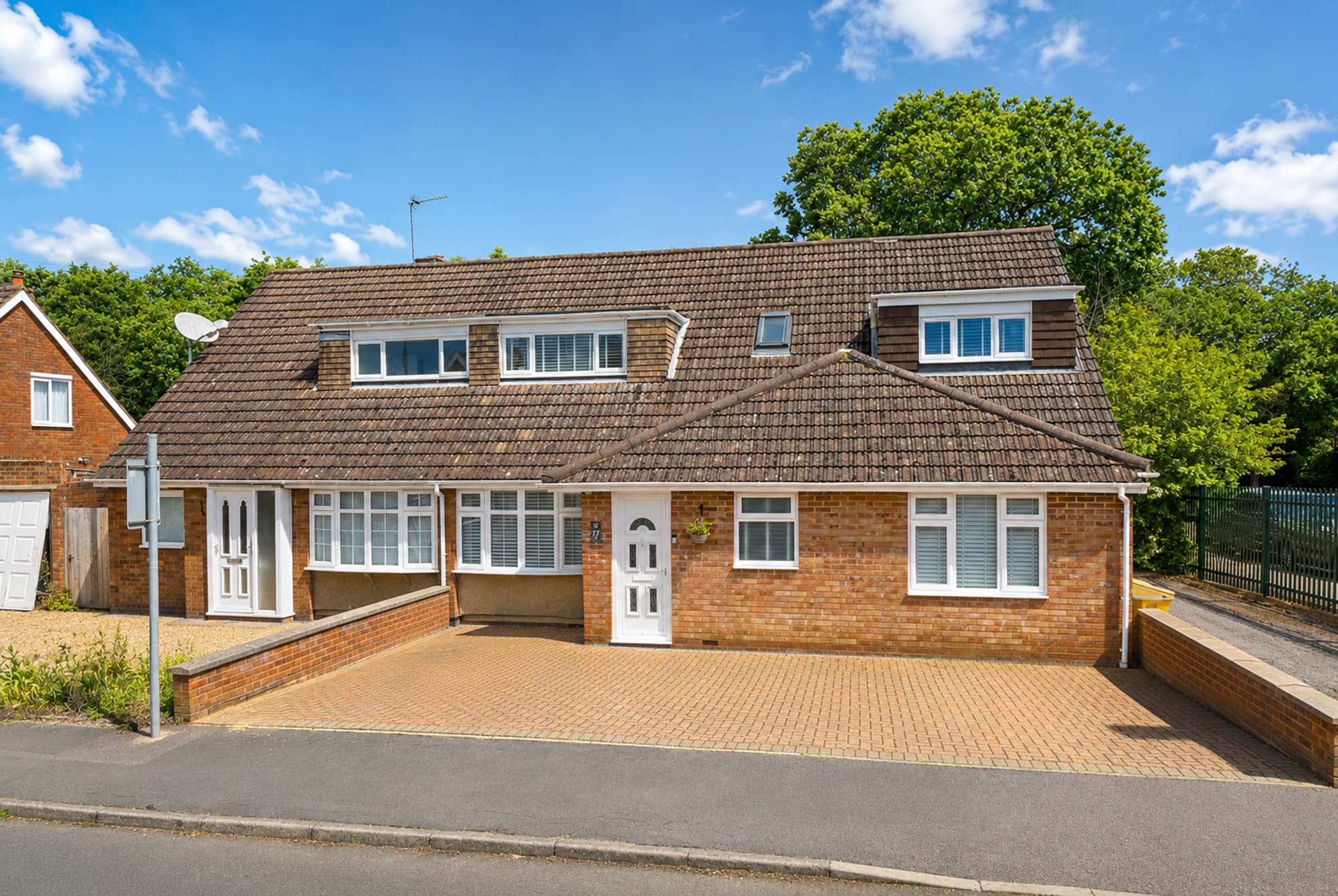 Five Oaks, Caddington, LU1