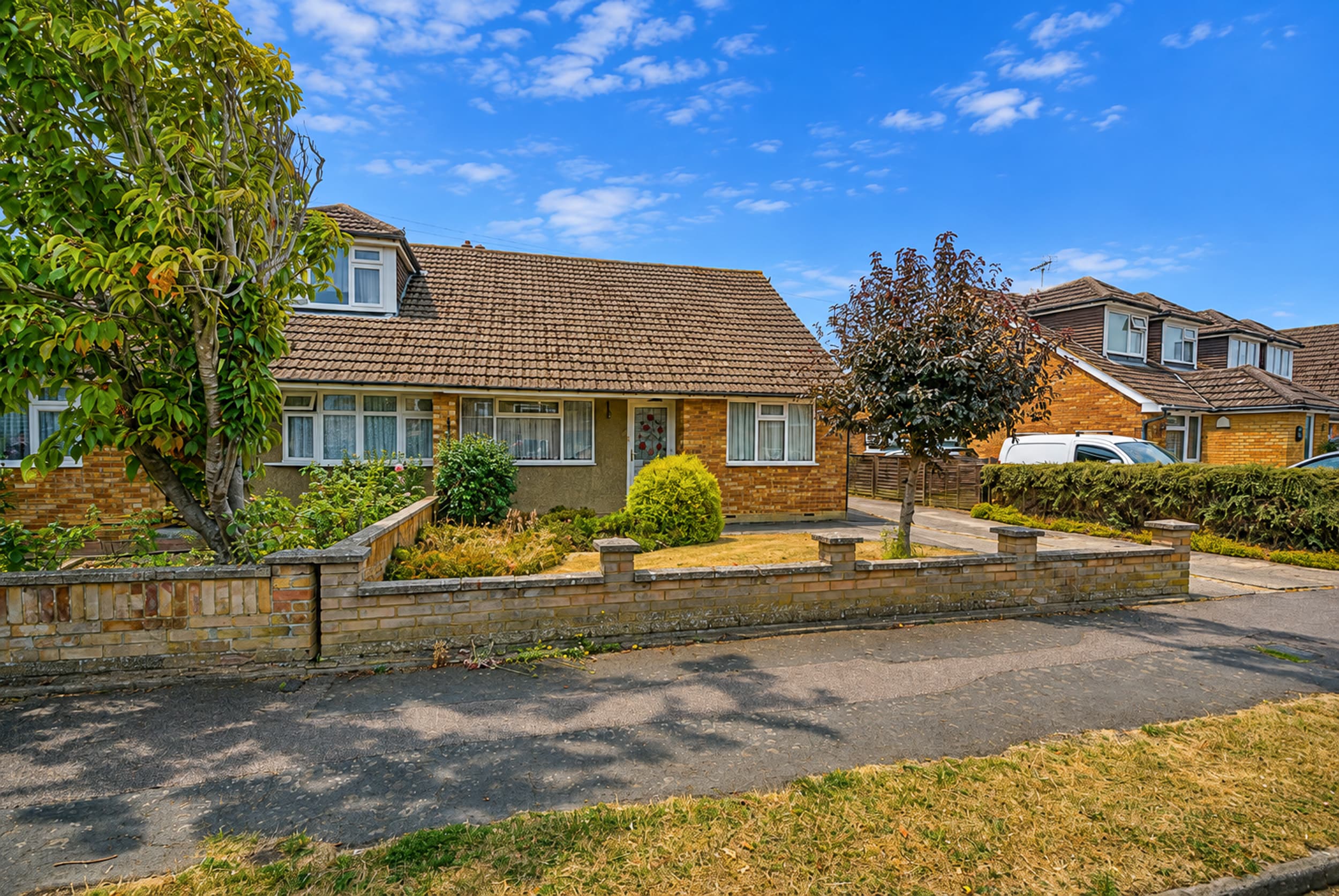 Five Oaks, Caddington, LU1
