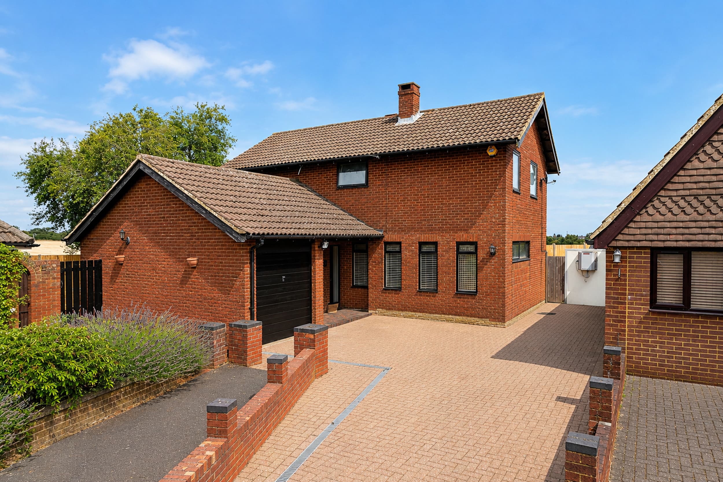 Five Oaks, Caddington, LU1