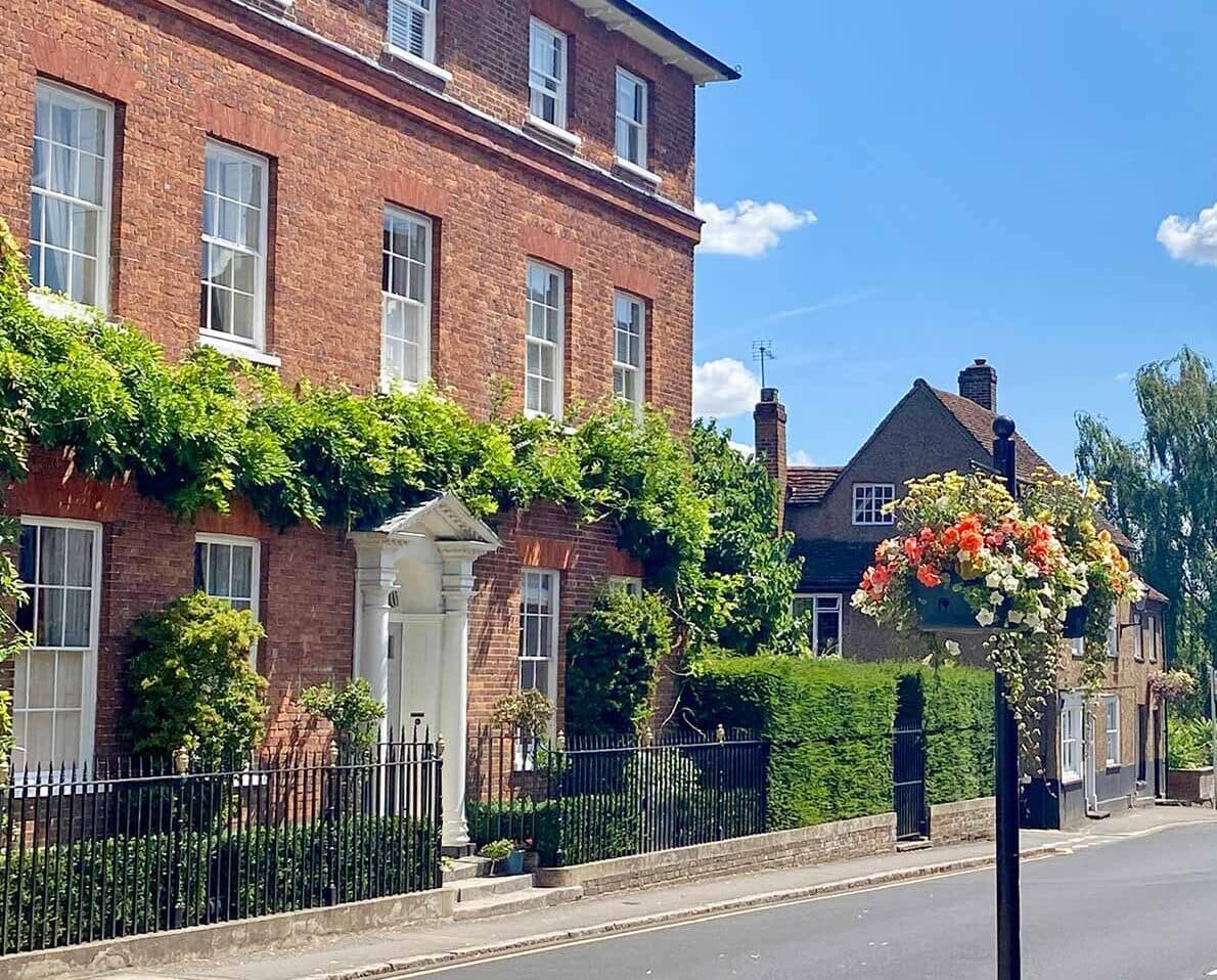 <span style="color:hsl(187, 100%, 16%);">Redbourn </span><span style="color:hsl(45, 100%, 39%);">Area Guide</span>