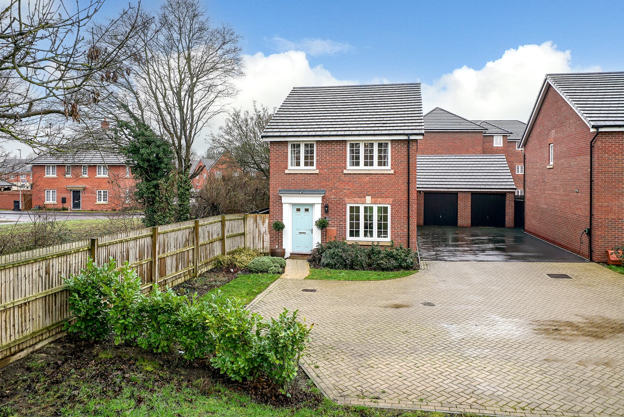 Bellingham Gardens, Thorn, LU5