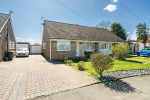 Five Oaks, Caddington, LU1